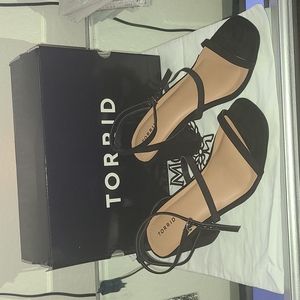 Cute thin strap mid heel.